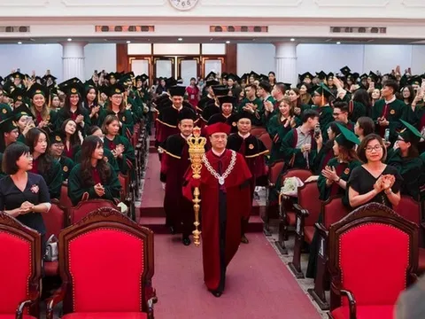 Hiệu trưởng ĐH Kinh tế nói gì khi gây tranh cãi vì cầm quyền trượng ở lễ trao bằng tốt nghiệp?
