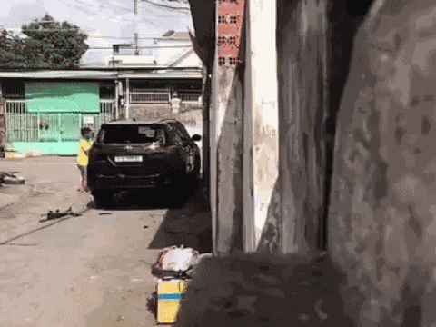 Bắt gã đàn ông hùng hổ đập phá xe ô tô của người khác, lời khai gây bất ngờ