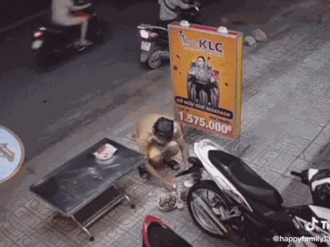 'Tăm tia' mâm cúng cô hồn tháng 7 đặt trước nhà, kẻ gian bê đi một thứ khiến gia chủ bất ngờ