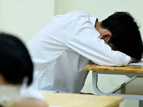 Nam sinh bị điểm 0 môn tiếng Anh vì ngủ quên lên tiếng?