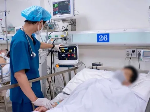 Uống rượu pha cồn rửa tay, 5 thanh niên nhập viện khẩn