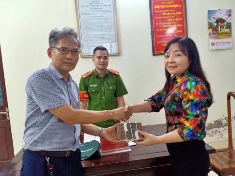 Đang ung dung trên đường, người phụ nữ nhặt được 200 triệu đồng liền đi báo công an