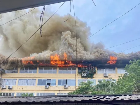Cháy lớn tại tòa nhà văn phòng trên đường Trường Chinh Hà Nội