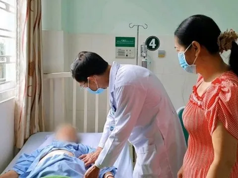 Trong lúc uống thuốc, cụ bà 64 tuổi nuốt phải hàm răng giả