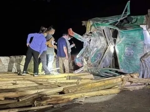 Tai nạn nghiêm trọng giữa ô tô tải và xe máy khiến 4 người tử vong trong đêm