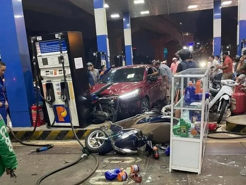 Ô tô tông liên hoàn vào cây xăng ở đường Láng, 8 người bị thương