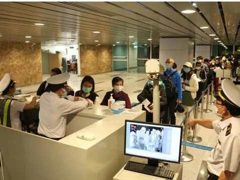 Đo thân nhiệt tại cửa khẩu để phát hiện sớm bệnh đậu mùa khỉ