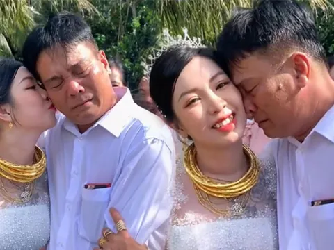Xúc động cảnh ông bố mắt đỏ hoe, bịn rịn tiễn con gái về nhà chồng, bất ngờ bị thông gia trêu đùa