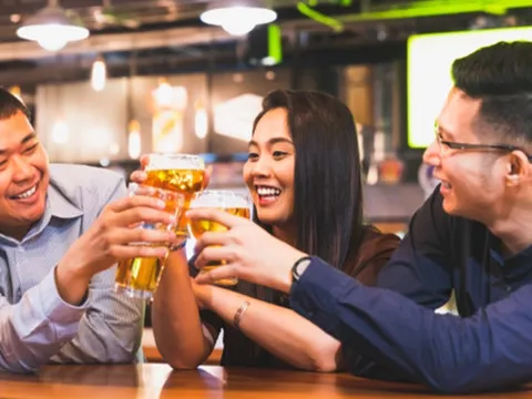 Nhật Bản khuyến khích giới trẻ uống nhiều rượu bia hơn để 'vực dậy' nguồn thu