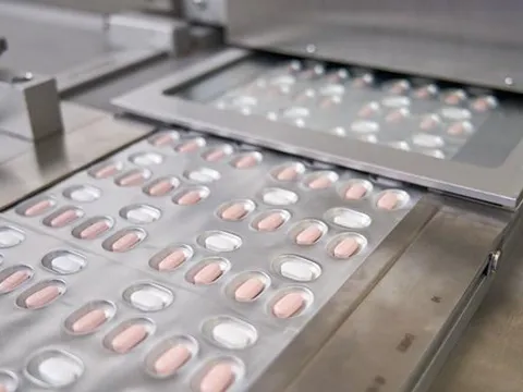 Thuốc điều trị COVID-19 của Pfizer ít hiệu quả với người trẻ tuổi