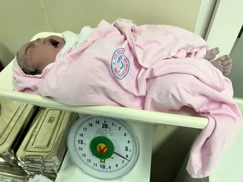 Chuyện hiếm: Bé gái sơ sinh chào đời nặng 6,2kg