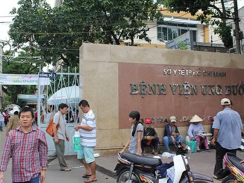 Bệnh viện Ung bướu TPHCM thu không đủ chi, nhân viên y tế nghỉ việc nhiều