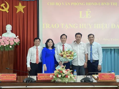 Tiền Giang: Trao tặng Huy hiệu 60 năm và 30 năm tuổi Đảng