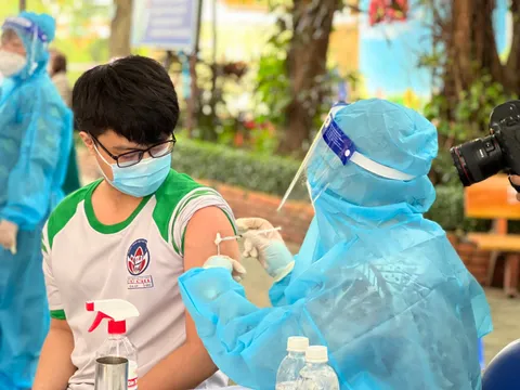 Học sinh phải tiêm vaccine COVID-19 mới được đi học trực tiếp?
