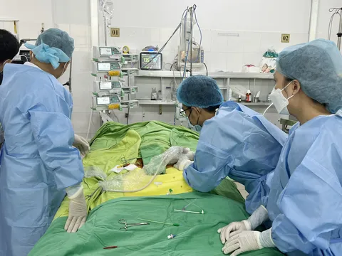TP Cần Thơ: Cứu sống bệnh nhân sốt xuất huyết nặng biến chứng viêm cơ tim nguy kịch bằng kỹ thuật ECMO