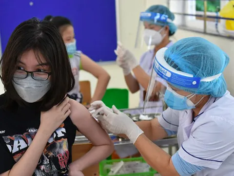 Hà Nội: Ký xác nhận 'Hộ chiếu vaccine' cho người dân