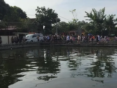 Tổ chức trò bắt vịt chơi Trung thu, người dân 'kinh hồn bạt vía' vì mò trúng 1 thi thể