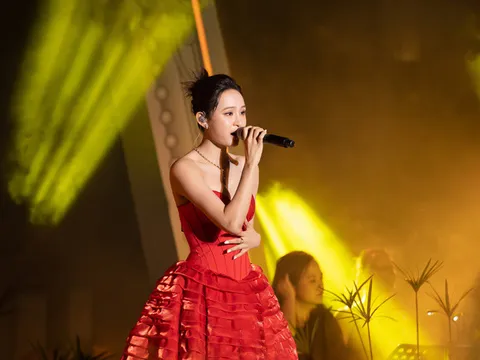 Hiền Hồ suýt khóc trên sân khấu, tiết lộ mất ngủ suốt mấy tháng sau ồn ào 'anh em nương tựa'
