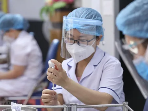 Hàng loạt tỉnh, thành vẫn tiêm vaccine COVID-19 mũi 3 và 4