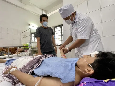 Bệnh nhân bị tường đổ lên người nguy kịch được cứu sống ngoạn mục