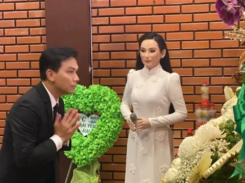 Mạnh Quỳnh về nước dự lễ giỗ đầu cố ca sĩ Phi Nhung, bật khóc vì nhớ tri kỉ