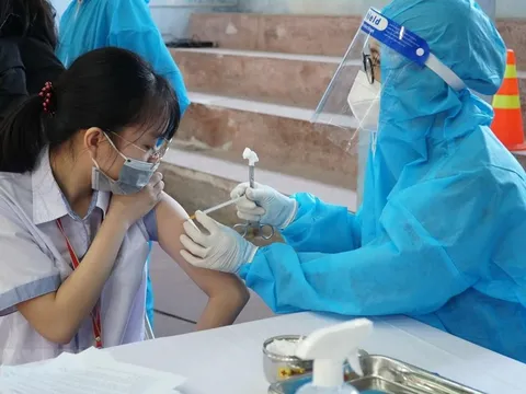 Đẩy mạnh hơn nữa tiêm vaccine cho trẻ em, học sinh