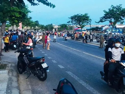 Thi thể nam sinh lớp 7 nổi ở trạm bơm, người dân tụ tập đông nghẹt ở hiện trường theo dõi
