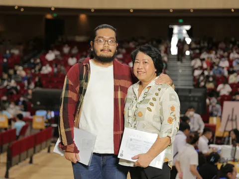 Mẹ 60 tuổi cùng con trai đỗ đại học cùng một trường, nhập học cùng ngày