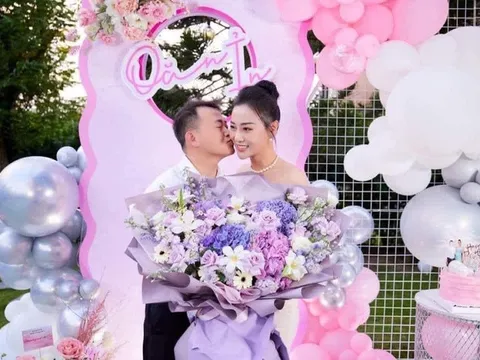 Giữa nghi vấn trục trặc, Shark Bình công khai ảnh hôn má Phương Oanh kèm lời chúc 'ngọt như mía lùi'