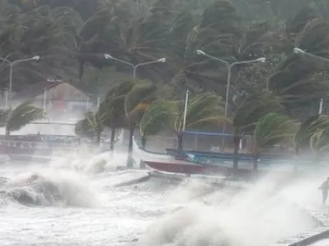 Bão Noru gây sóng lớn, biển động rất mạnh ở khu vực Bắc và giữa Biển Đông