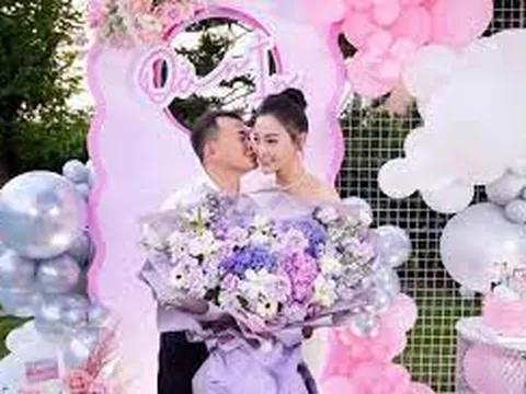 Phương Oanh bất ngờ xóa ảnh chụp chung với Shark Bình trên trang cá nhân, chuyện gì đang xảy ra?