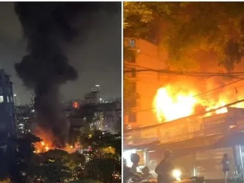 3 ngôi nhà liền kề ở Hà Nội cháy dữ dội trong đêm, cột khói đen bốc cao hàng chục mét