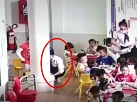 Bình Dương: Bảo mẫu bốc thức ăn đổ dưới nền cho trẻ ăn bị buộc thôi việc