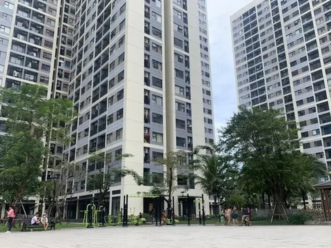Mẹ và con trai 3 tháng tuổi rơi từ tầng 12 chung cư cao cấp xuống đất tử vong