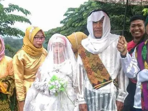 Tình yêu 'bất chấp' của cụ ông 78 tuổi với tình trẻ kém 60 tuổi