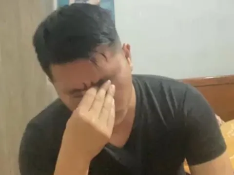 Nghi vợ gian díu với tình cũ sau 13 năm, chồng kéo vợ vào phòng kiểm tra thì sốc nặng, lên cơn co giật