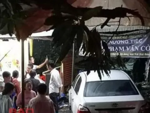 Ô tô 'điên' lao vào đám tang khiến nhiều người bị thương