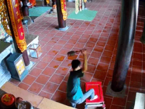 Đập phá hàng loạt tượng phật vì cho rằng không được thần linh phù hộ