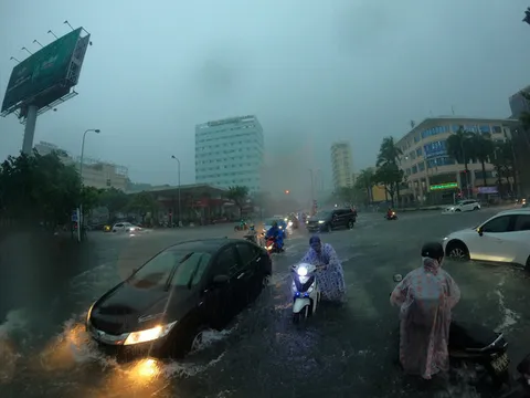Mưa xối xả, đường biến thành sông, người dân Đà Nẵng lội bộ về nhà