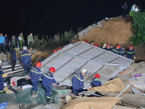 Xuyên đêm tìm nạn nhân trong vụ sập nhà bên bờ sông Thạch Hãn