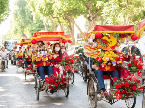 Con trai bầu Hiển cùng dàn phù rể cực xịn sang nhà Đỗ Mỹ Linh bằng xích lô