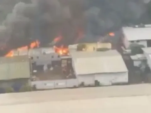 Cháy cực lớn tại kho sơn ở Hà Nội, cột khói bốc cao hàng trăm mét