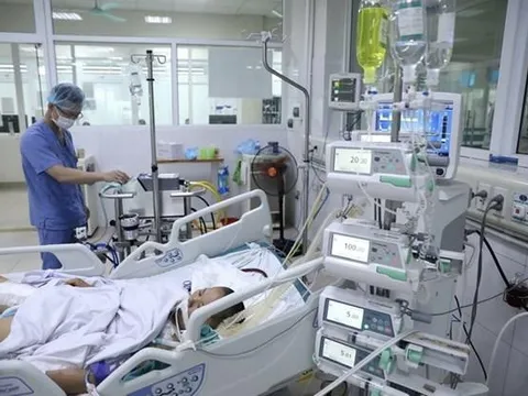 Ca cúm A/H5 đầu tiên từ 8 năm qua đang suy hô hấp, đặt nội khí quản