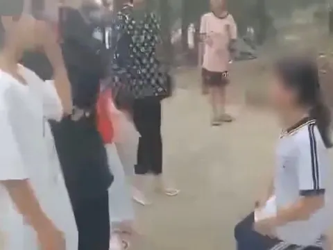 Phẫn nộ cảnh nữ sinh bị nhóm bạn đánh hội đồng, ép quỳ gối để hứa không kể lại sự việc