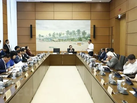 Bộ trưởng lý giải việc ‘xăng dầu không thiếu song bán ra lại khó khăn'