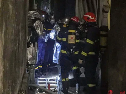 Giải cứu 11 người mắc kẹt trong đám cháy ngôi nhà 6 tầng tại quận Cầu Giấy