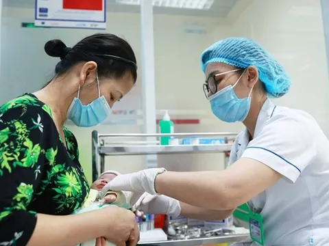 Đề xuất tăng lương, nâng phụ cấp và có bảng lương riêng với y bác sĩ