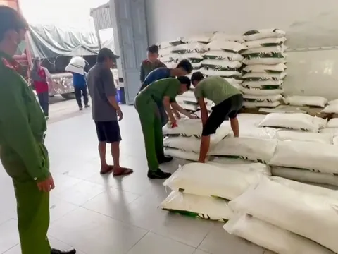 An Giang: Phát hiện 100 bao đường cát nhập lậu tại một kho hàng trên khu vực biên giới