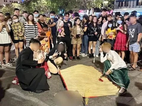 Nhóm bạn đắp chiếu giả chết, thắp nhang nghi ngút khói ở phố đi bộ dịp Halloween gây phản cảm