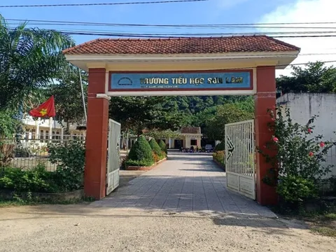 Diễn biến mới vụ phụ huynh cầm dao xông vào trường bắt Hiệu trưởng quỳ gối xin lỗi